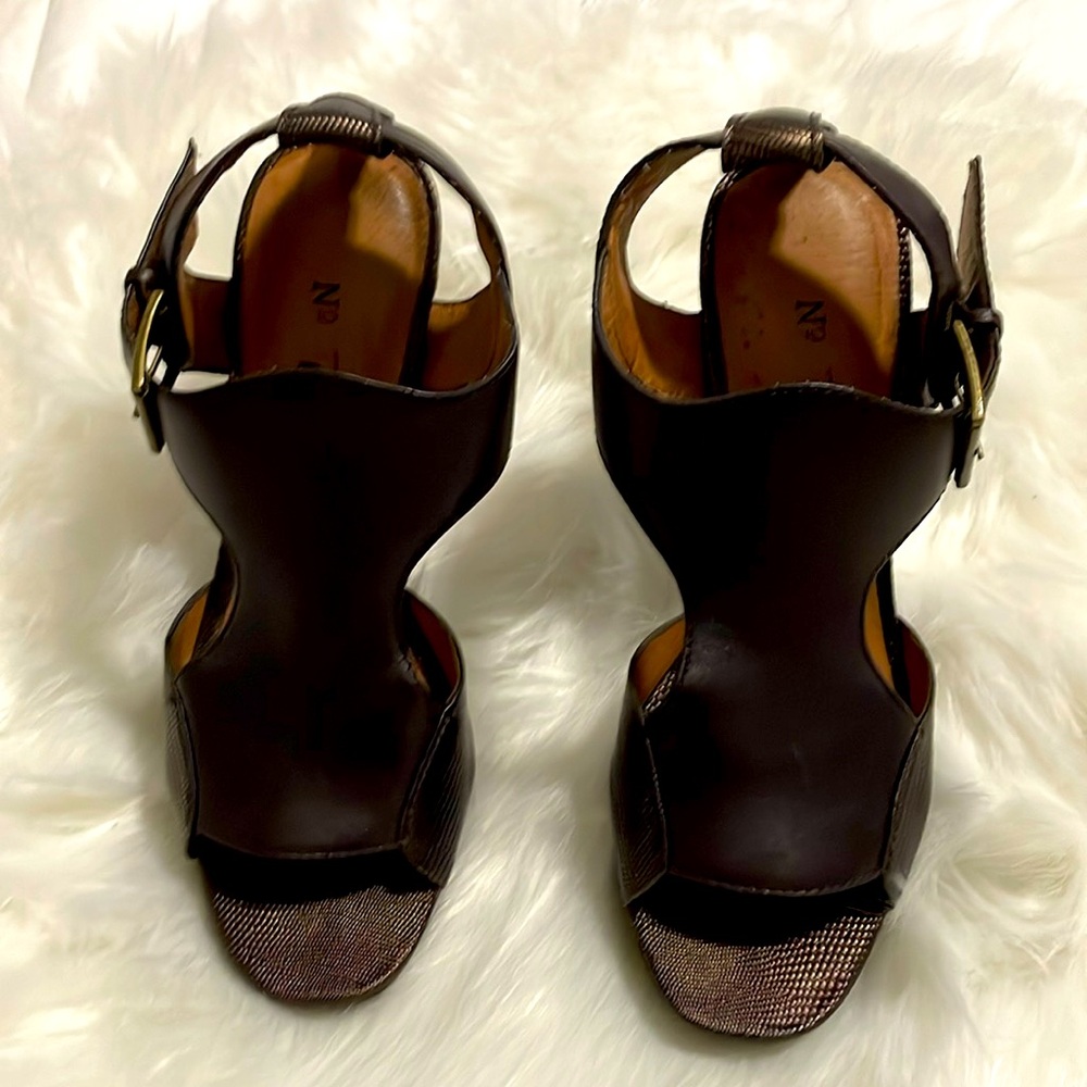 Women’s No 704b brown platform heels. Size 7 1/2.
